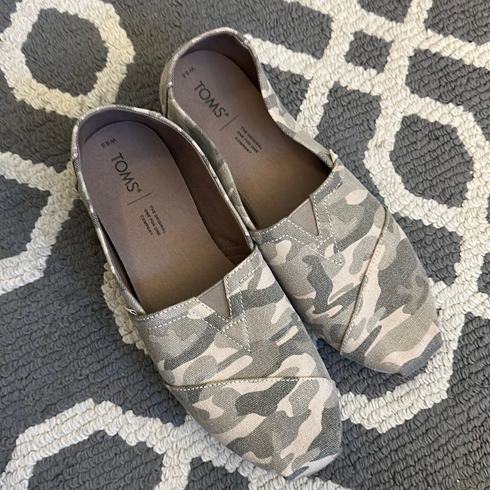 Toms women’s classic canvas size 9.5